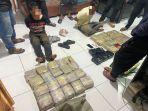 Dua-tersangka-kurir-sabu-KH-dan-TMA-Alias-Ponde-ditangkap-polisi-saat-melangsir-45-bungkus-sabu.jpg