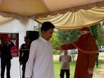 Eksekutor-hukuman-cambuk-mengayunkan-rotan-ke-punggung-pelanggar-syariat-islam-di-Aceh-Timur.jpg