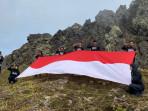 Ekspedisi-Pidie-Adventure-berhasil-mengibarkan-bendera-Merah-Putih-di-Gunung-Berapi-Geumpang.jpg