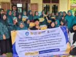 Fakultas-Kelautan-dan-Perikanan-USK-bersama-ibu-ibu-PKK-Gampong-Neuheun.jpg