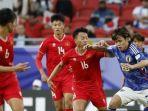 Gelandang-Jepang-Takefusa-Kubo-tengah-berlari-membawa-bola-untuk-melewati-pemain-Vietnam.jpg