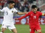 Gelandang-timnas-Indonesia-Marselino-Ferdinan-tengah-berebut-bola-dengan-pemain-Vietnam.jpg