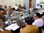 Gubernur-Aceh-Muzakir-Manaf-memimpin-rapat-koordinasi-bersama-Forkopimda-Aceh.jpg
