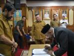 Gubernur-Aceh-melantik-Fadhil-Ilyas-sebagai-Direktur-Utama-PT-Bank-Syariah.jpg
