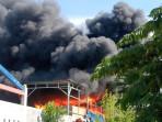 Gudang-Es-Krim-Tebakar-di-Lhokseumawe_Puluhan-Freezer-Hangus-Dilalap-Sijago-Merah.jpg