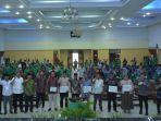 H-Anwar-Idris-menyerahkan-sertifikat-kepada-pemateri.jpg