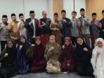 H-Azhari-bersama-peserta-asal-Aceh-pada-STQHN.jpg