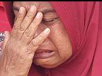 HAMIDAH-menangis-setelah-rumahnya-ambruk-akibat-hujan-dab-angin-kencang-di-Lhokseumawe.jpg