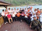 Habib-Salim-santai-di-Pantai-Momong.jpg