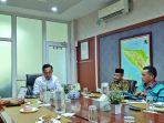 Haji-Uma-berdiskusi-dengan-Kepala-OJK-Aceh.jpg