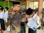 Haji-Uma_penyerahan-sertifikat-beasiswa-Program-Indonesia-Pintar.jpg