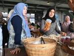Hj-Rita-Mayasari-tinjau-hasil-UMKM-kreatif-pangan-lokal-janeng.jpg