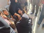 Ibu-korban-tabrakan-Zuraida-didampingi-keluarga-lainnya-di-Puskesmas-Peudada-Bireuen.jpg
