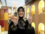 Illiza-Saaduddin-Djamal-menunjukkan-parfum-Aceh-di-Jakarta.jpg
