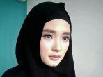 Inara-Rusli-pakai-jilbab-hitam.jpg