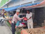 Ipda-Irvan-bagi-nasi-kotak-untuk-warga-miskin.jpg