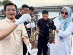 Irwansyah-dan-Kak-Dar-panen-lobster.jpg