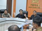 Irwansyah-dan-para-anggota-saat-menyampaikan-aspirasi-warga-kepada-PLN-UP3-Banda-Aceh.jpg
