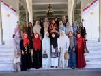 Istri-Gubernur-Aceh-Kak-Na-foto-bersama-dengan-seluruh-istri-mantan-panglima-wilayah-GAM.jpg
