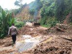 Jalan-Lokop-Peunaron-saat-dibersihkan-oleh-aparat-kepolisian.jpg