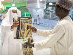 Jamaah-Haji-Dapat-Hadiah-Sajadah-di-Arab-Saudi.jpg