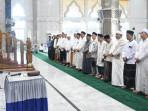 Jeffry-Sentana-mengukuhkan-Pengurus-Masjid-Agung-Darul-Falah.jpg
