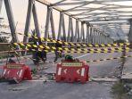 Jembatan-Peureulak-dipasang-garis-polisi-karena-banyak-lubang-dan-kerusakan.jpg