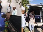 Jenazah-Abdullah-Haris-saat-tiba-di-kampung-halamannya.jpg