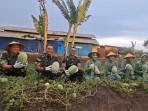 Joko-Hadi-Susilo-didampingi-Danrem-panen-semangka.jpg