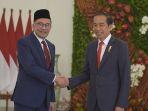 Jokowi-menyambut-kedatangan-Perdana-Menteri-PM-Malaysia-Anwar-Ibrahim-di-Istana-Bogor.jpg
