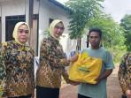 Juraida-Yudi-Triadi-menyerahkan-bantuan-berupa-paket-sembako.jpg