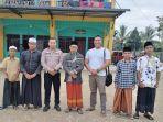 KBO-Lantas-Polres-Aceh-Utara-Ipda-Irvan-menyerahkan-dana-wakaf-untuk-pembebasan-tanah.jpg