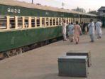 KERETA-PAKISTAN-DIBAJAK.jpg