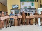 Kacabdindik-Wilayah-Aceh-Selatan-Annadwi-menyerahkan-laptop-kepada-guru-inti.jpg