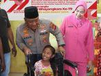 Kapolres-Abdya-serahkan-kursi-roda-untuk-Kanaya.jpg