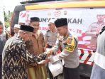 Kapolres-Bireuen-AKBP-Jatmiko-membagi-nasi-kotak-kepada-jamaah-Jumat.jpg