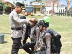 Kapolres-Bireuen-Siram-Bintara-dengan-Air-Bunga.jpg