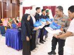 Kapolres-Nagan-Raya-menyerahkan-sembako-kepada-warga-kurang-mampu.jpg