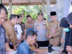 Kapolres-Pj-Bupati-dan-Forkopimda-meninjau-pasar-murah-di-Lueng-Baro-Selasa-12112024.jpg