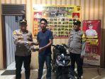 Kapolsek-Rantau-Seulamat-Ipda-Dede-Moerdhany-SH-menyerahkan-sepmor-kepada-pemiliknya.jpg