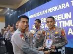Kasatlantas-Polres-Aceh-Timur-AKP-Hardi-saat-menerima-Penghargaan-diserahkan-langsung-oleh-Kapolda.jpg