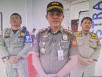 Kasatpol-PP-pantau-aksi-belasan-konsumen.jpg