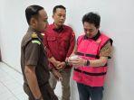 Kasi-Intel-Kejari-Aceh-Jaya-saat-mengamankan-DPO-kasus-korupsi-sertifikasi-tanah.jpg
