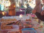 Kaum-ibu-di-Gandapura-Bireuen-Rabu-1332024-sedang-berjualan-kue-untuk-berbuka-puasa.jpg