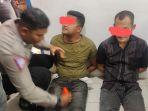 Kedua-tersangka-saat-diamankan-di-Satlantas-Polres-Aceh-Tamiang.jpg
