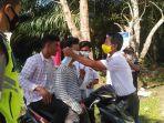 Kepala-Disparpora-Aceh-Singkil-Edy-Hartono-pasangkan-masker-kepada-pengunjung-objek-wisata.jpg