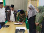 Kepala-Kankemenag-Kota-Banda-Aceh-H-Salman-menandatangani-penetapan-besaran-zakat-fitrah.jpg