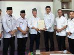 Kepala-Kantor-Pertanahan-Aceh-Utara-Serahkan-68-Sertifikat-Kepada-Bupati.jpg