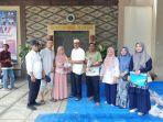 Kepala-MTsN-1-Model-Banda-Aceh-menyerahkan-daging-qurban-kepada-siswa.jpg