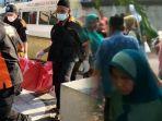 Kepo-dengan-Keramaian-Emak-emak-Ini-Ikut-Nimbrung-Lalu-Muntah-Ternyata-Ada-Temuan-Mayat.jpg